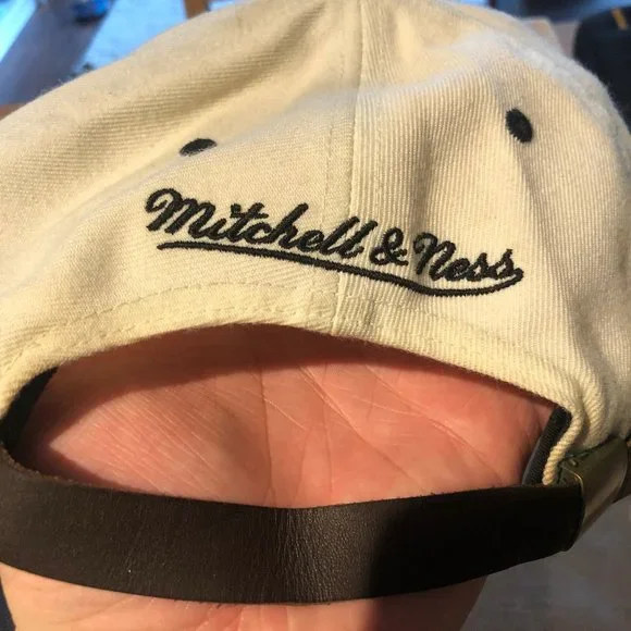 Mitchell & Ness Boston Bruins hat - Picture 2 of 2